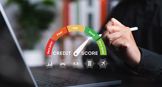 Visual representation of a credit score and calculator, aiding in selecting the ideal credit card in McAllen for personal requirements.